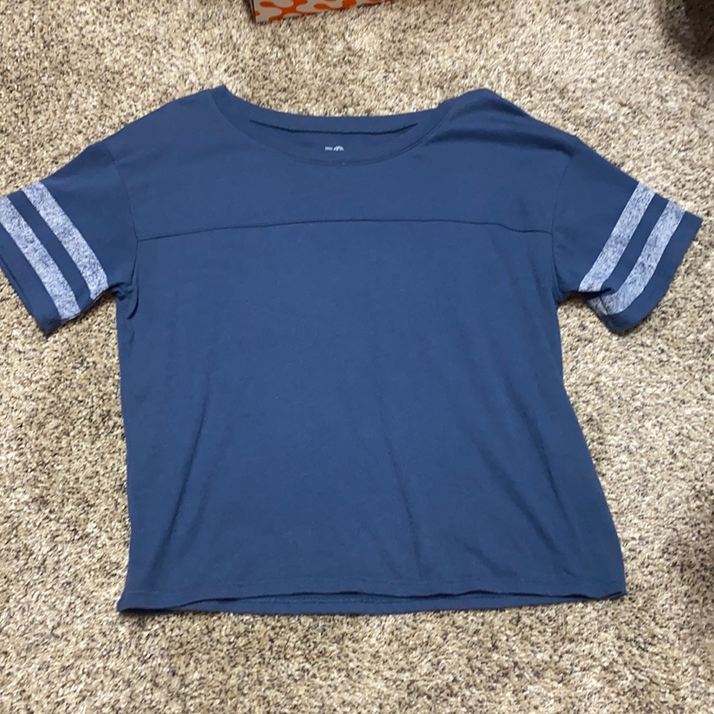 Kohls slightly cropped navy blue t shirt